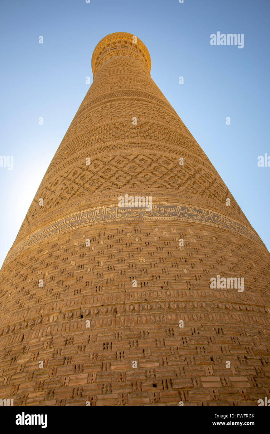 La torre della morte, o Kalan minareto, con Kalan moschea madrasa nd a Bukhara, Uzbekistan. Foto Stock