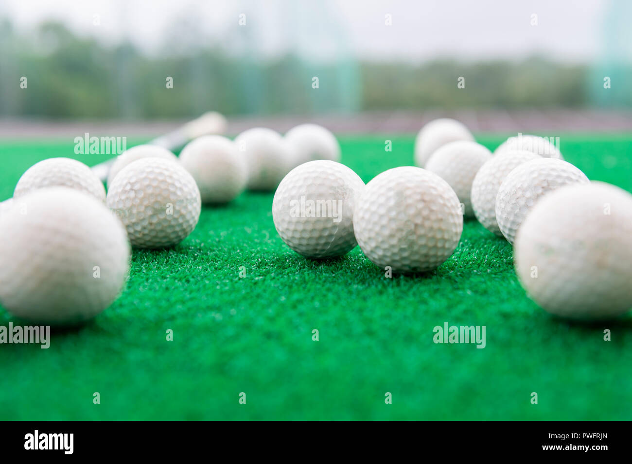 Palline da golf su un tappetino di erba sintetica ad una pratica gamma. Foto Stock