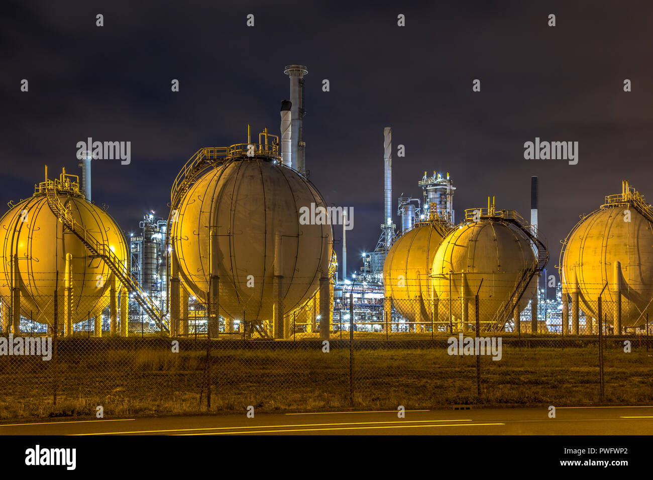 Gas naturale liquido contenitori globo in Europoort area industriale Botlek ubicazione nel Porto di Rotterdam Foto Stock