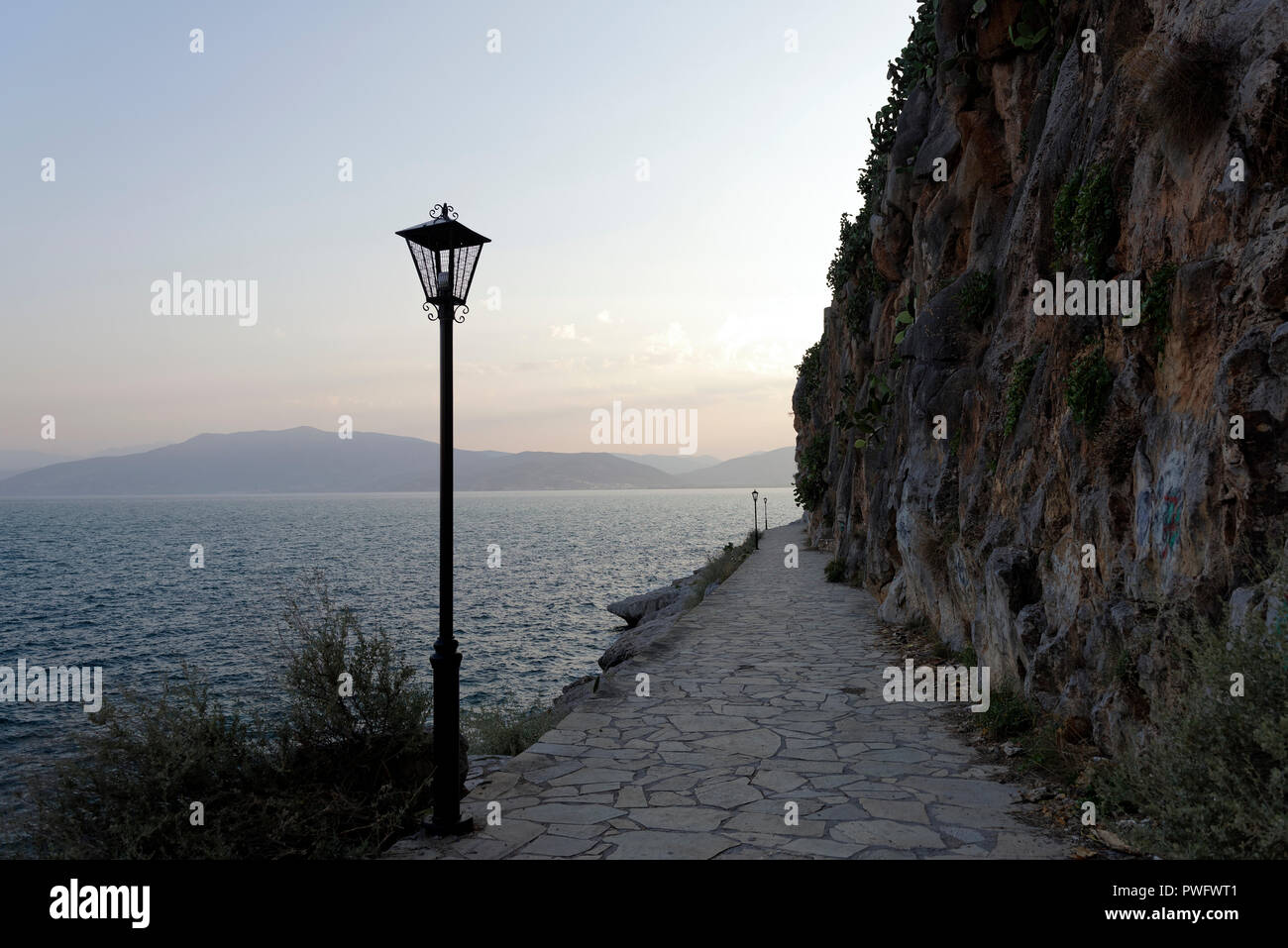 Vista lungo la scenic cliffside a piedi noto come Arvanitia Promenade che aggira la città di Nafplio. Peloponneso. La Grecia. Foto Stock