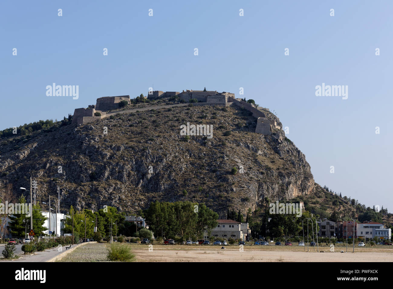 L'imponente fortezza di Palamidi. Nafplio. Peloponneso. La Grecia. La fortezza sorge sulla sommità di sperone di roccia, alto 215 metri al di sopra del deligh Foto Stock