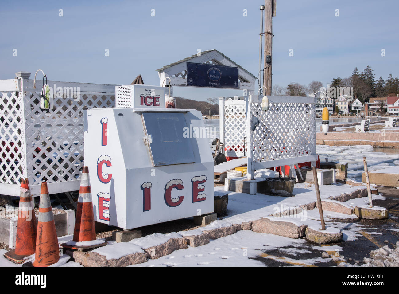 Estate infrastrutture in condizioni di congelamento in piccole New England Harbour Foto Stock