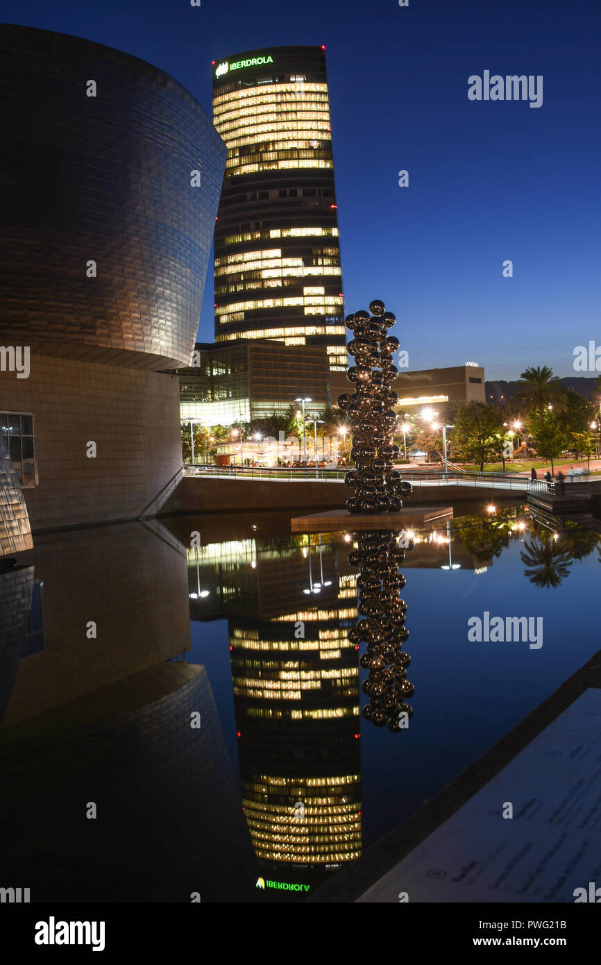 Arte moderna di Bilbao: riflessioni al crepuscolo Foto Stock