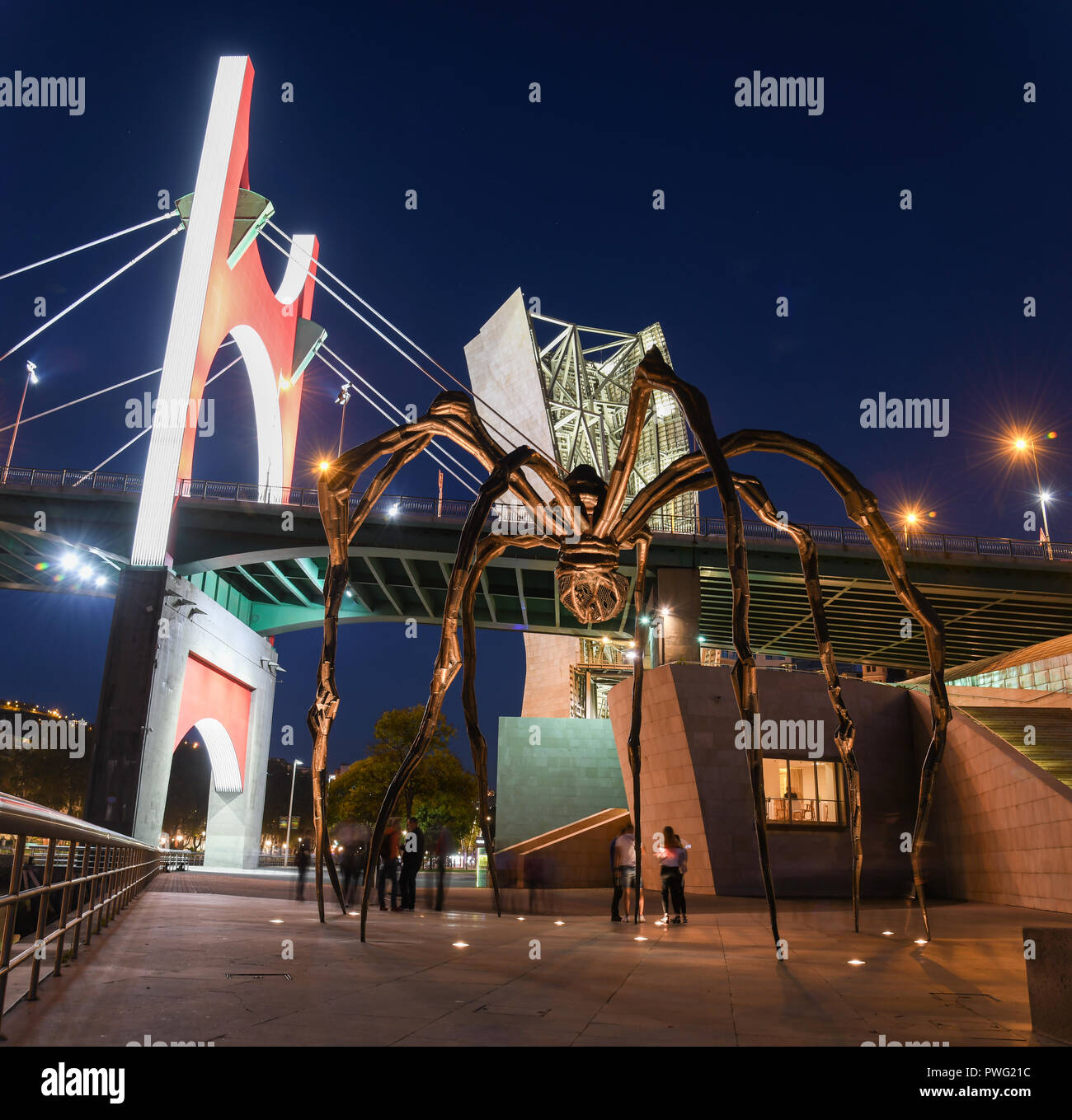 Arte moderna di Bilbao: spider e riflessi al calar della sera Foto Stock