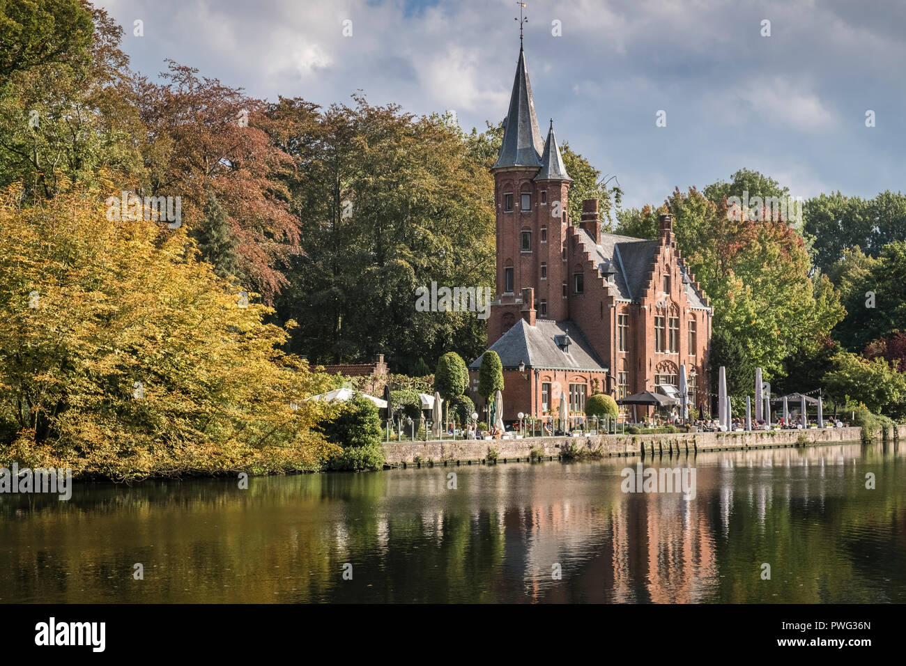 Castello de la faille, un ristorante nel suggestivo scenario del Parco Minniewater, un piccolo parco e giardino in Bruges, Fiandre, in Belgio Foto Stock