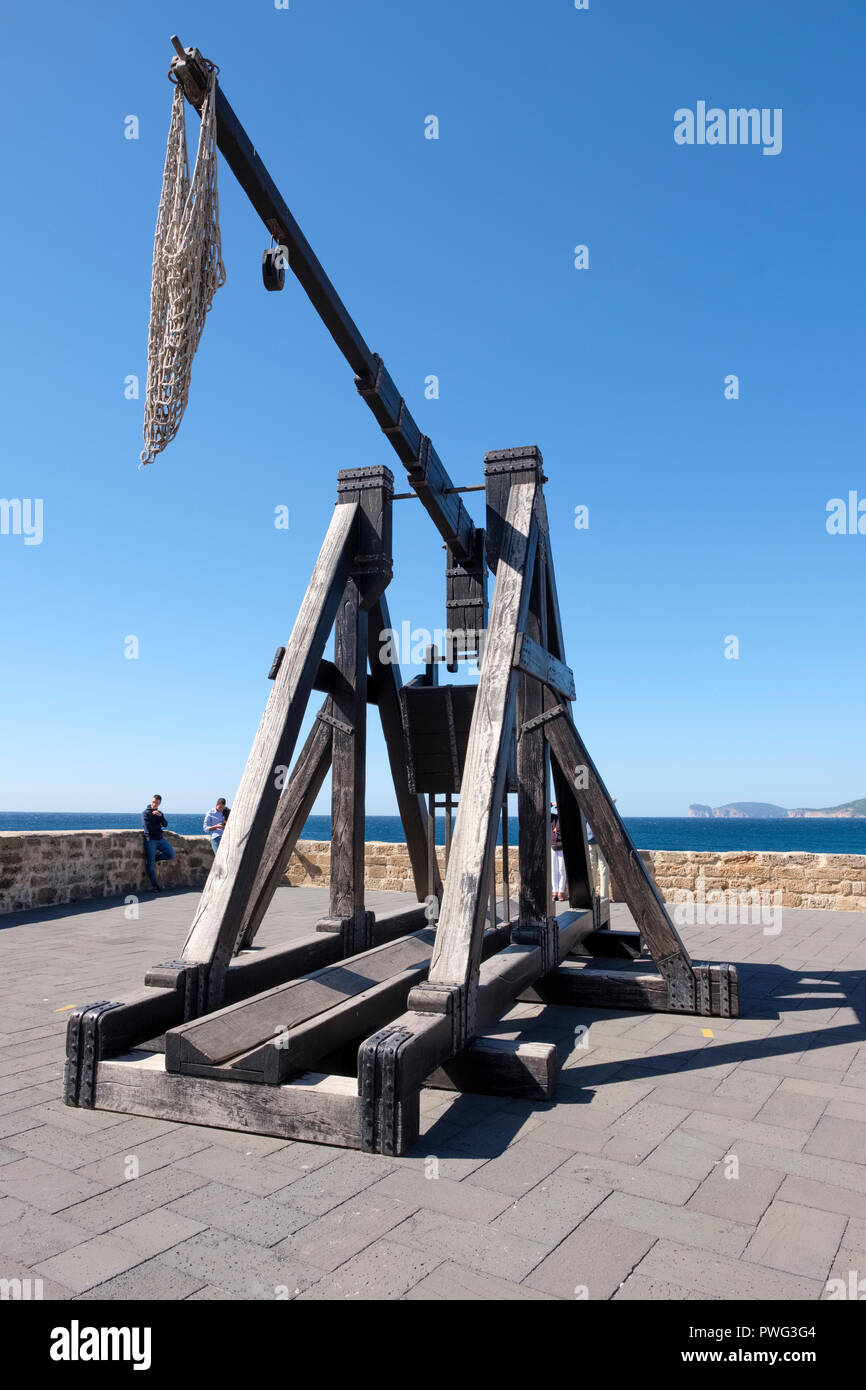 Replica trebuchet, catapulta, assedio arma, assedio motore. Bastioni Marco Polo, Alghero, Sardegna, Italia Foto Stock