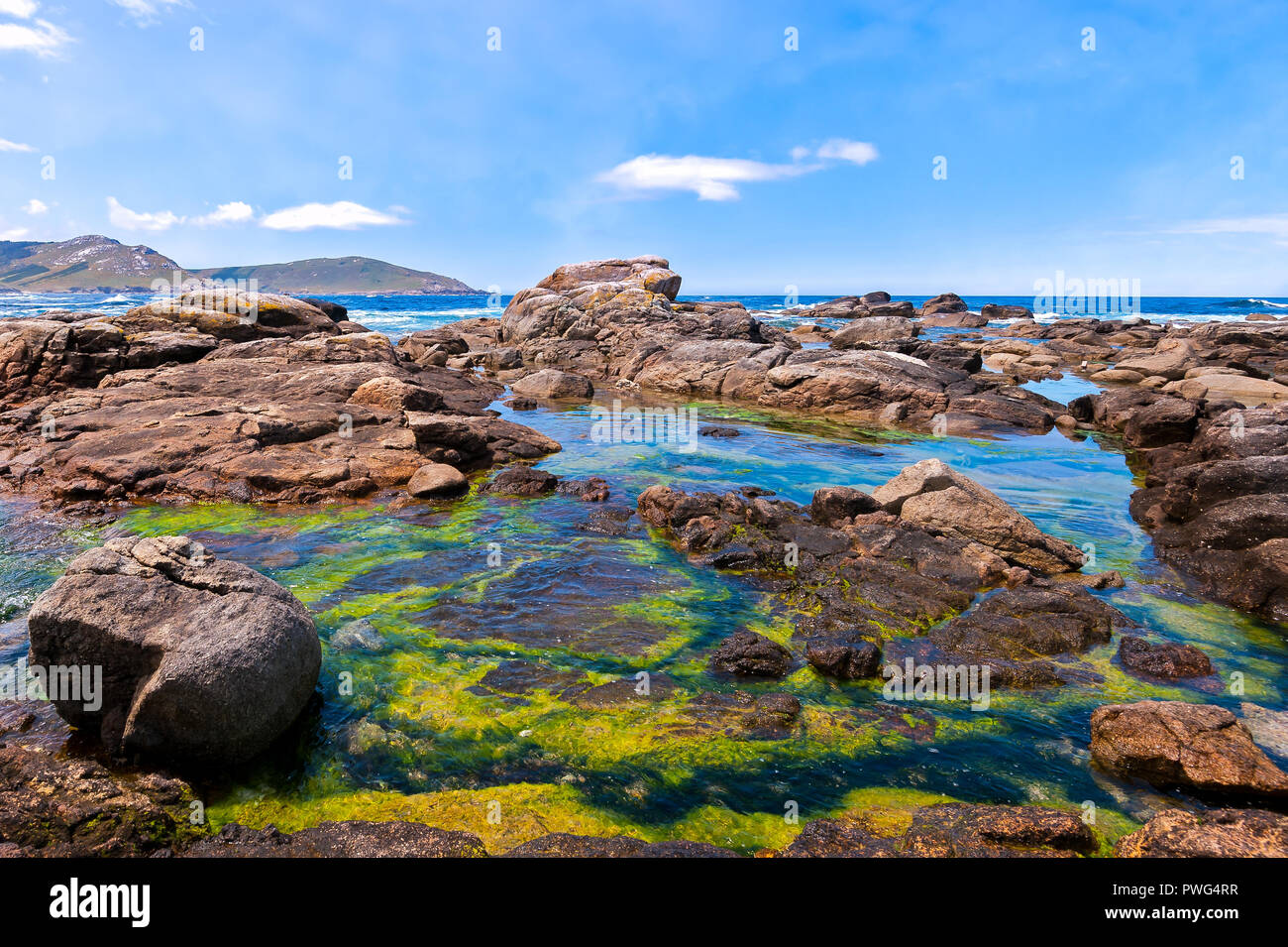 Paesaggio di mare, cliff cielo blu con nuvole. Costa dell'oceano nel nord ovest della Spagna, regione della Galizia. Viaggio turistico. Foto Stock