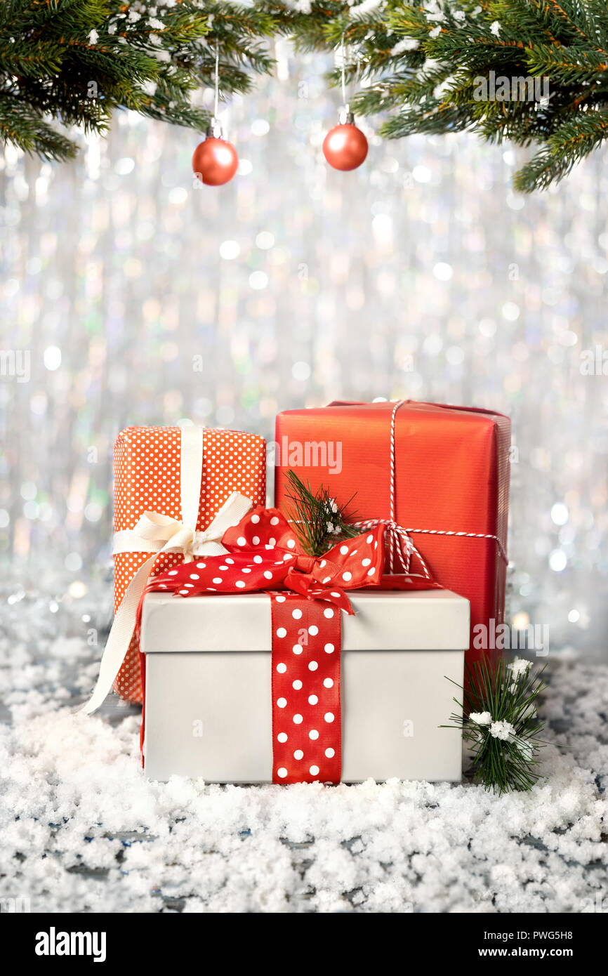 Stock Regali Di Natale.Colpo Verticale Di Tre Regali Di Natale Su Sfondo Glitter Foto Stock Alamy
