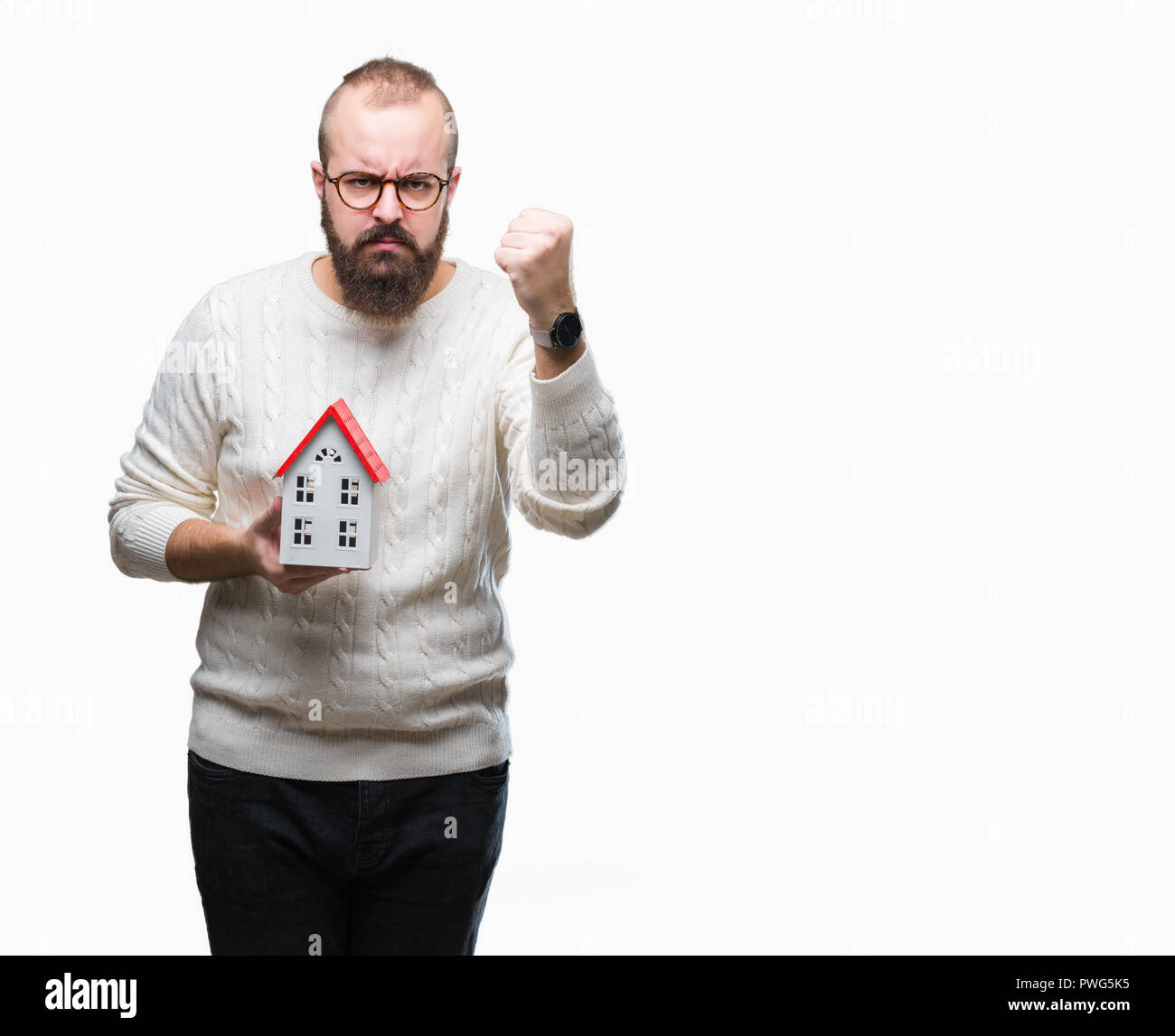 Giovani caucasici stato reale agent man holding casa sfondo isolato infastiditi e frustrato grida con rabbia, crazy e urla con mano sollevata, Foto Stock