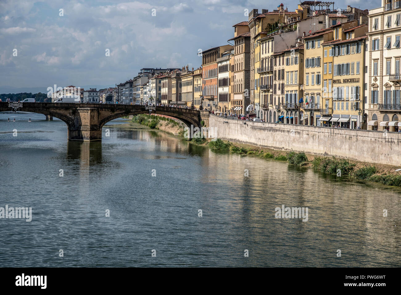 Ponte alle Grazie ponte sul fiume Arno, Firenze Italia ricostruita nel 1945 Foto Stock