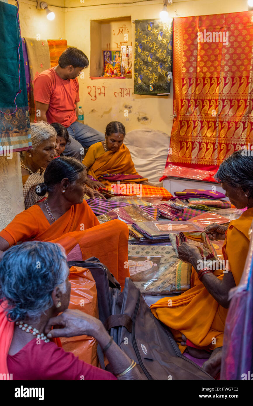 Un gruppo di donne indiane in un tessuto store Varanasi, India Foto Stock