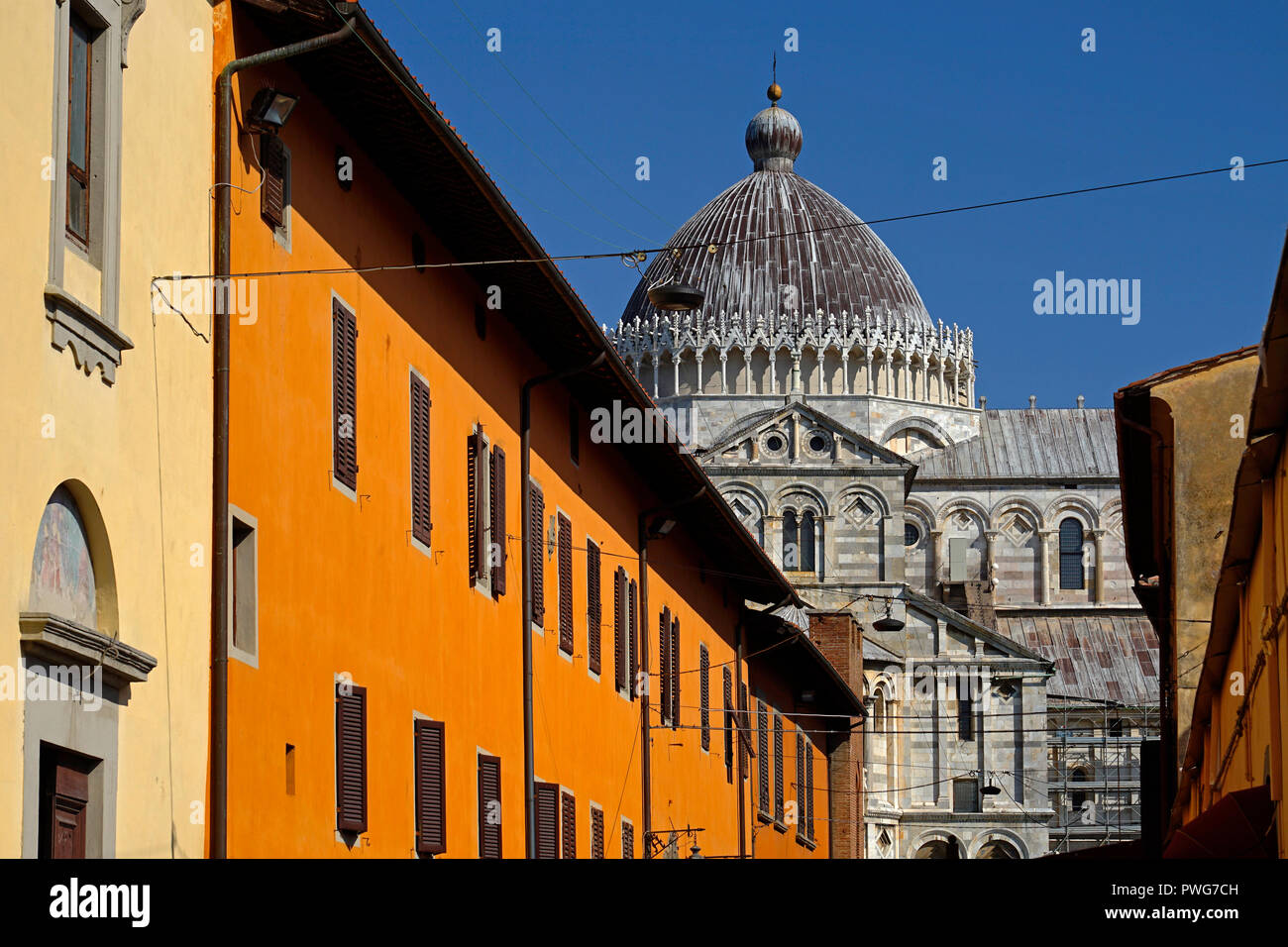 Via Roma Street scene guardando verso il Duomo di Pisa,Toscana,l'Italia,l'Europa Foto Stock