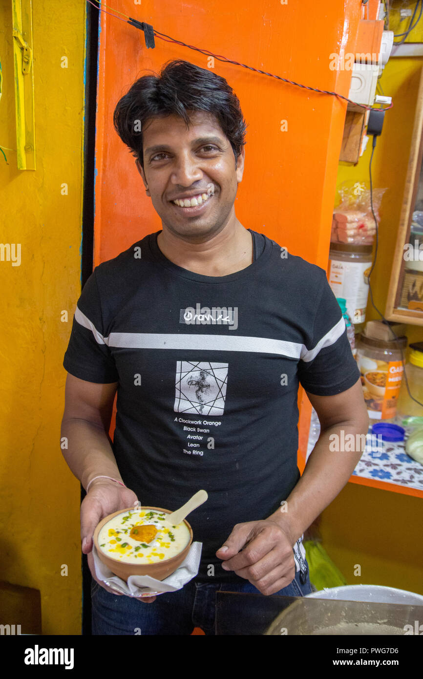 La vendita di Lassi un tradizionale dahi (yogurt) basato la bevanda che ha avuto origine in India. Il Lassi è una miscela di yogurt, acqua, spezie e talvolta di frutta. Foto Stock