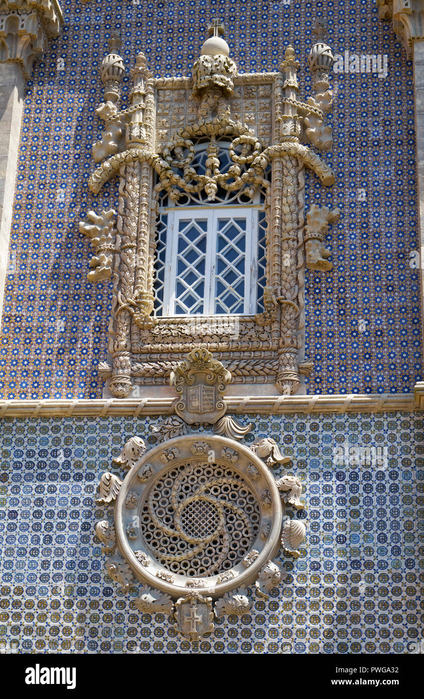 Il stile Neo-Manueline windows e la regina Maria II e del duca di Sassonia Coburgo - Gotha stemma tra di loro sulla facciata occidentale del Palazzo Nuovo. Pena pa Foto Stock