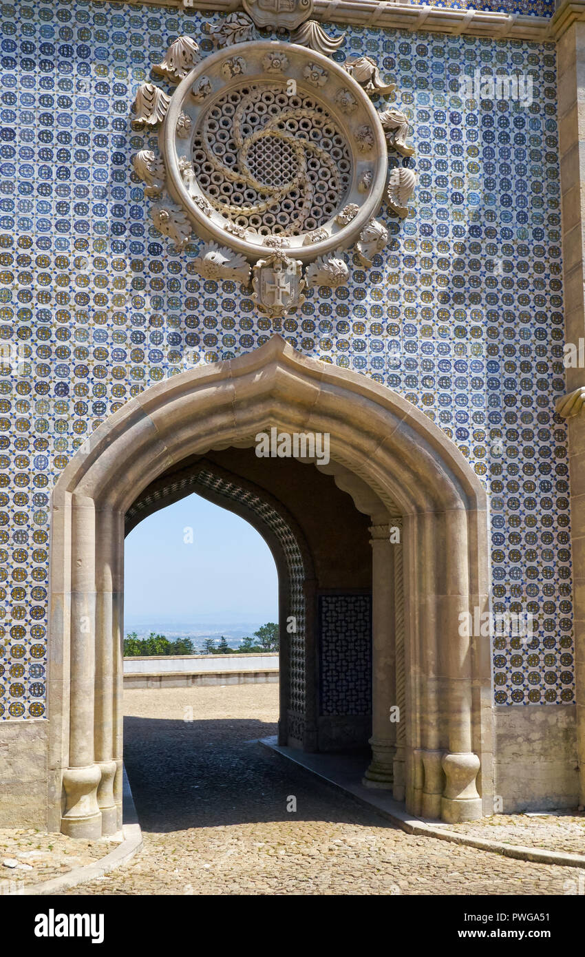 Il Neo-Manueline finestra di stile nella moda di un rosacee al di sopra del passaggio arcuato sulla facciata occidentale del Palazzo Nuovo. Palazzo di pena. Sintra Foto Stock