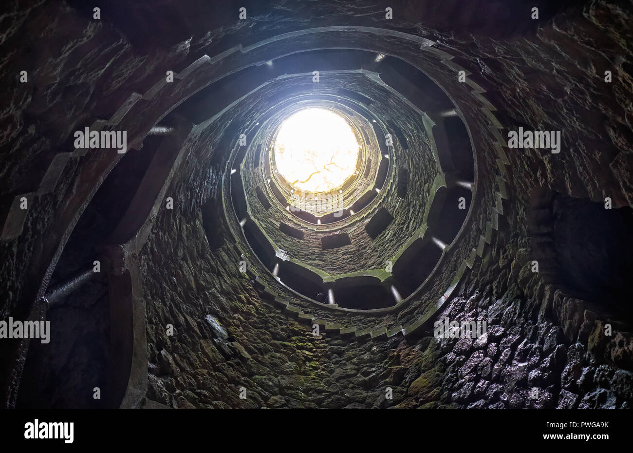 Il cammino verso il cielo dalla terra - Iniziazione bene è simile a torre della metropolitana rivestita con scalini in pietra. Esso è servito per fini cerimoniali di initiatio Foto Stock