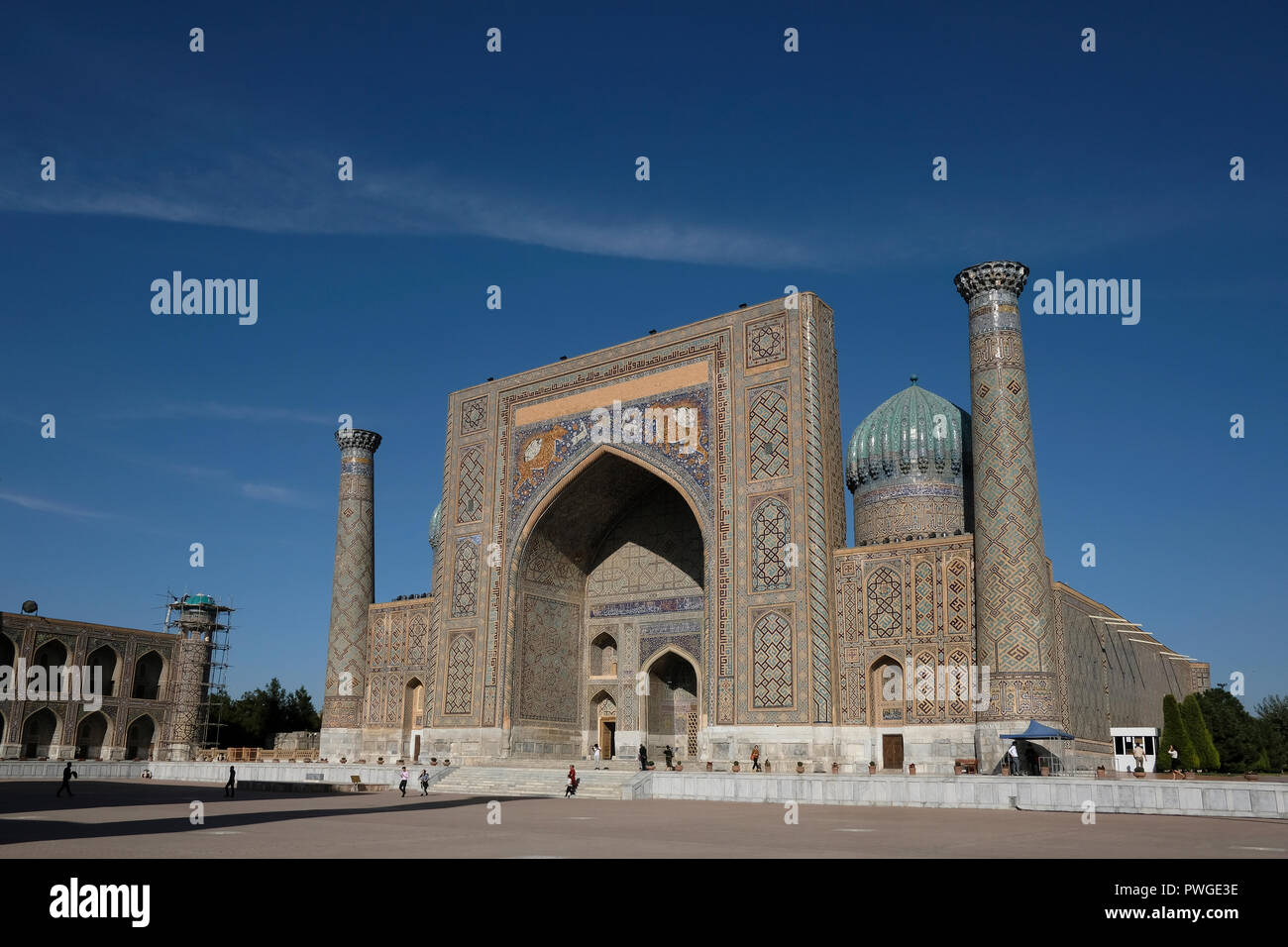 Vista esterna del Sher-Dor Madrasah (1619-1636) nell'Registan pubblica piazza che era il cuore della città antica di Samarcanda alternativamente Samarcanda della dinastia Timurid in Uzbekistan Foto Stock
