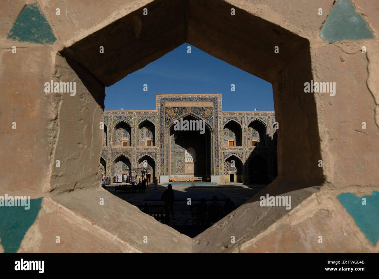 Cortile interno del Sher-Dor Madrasah (1619-1636) nell'Registan pubblica piazza che era il cuore della città antica di Samarcanda alternativamente Samarcanda della dinastia Timurid in Uzbekistan Foto Stock