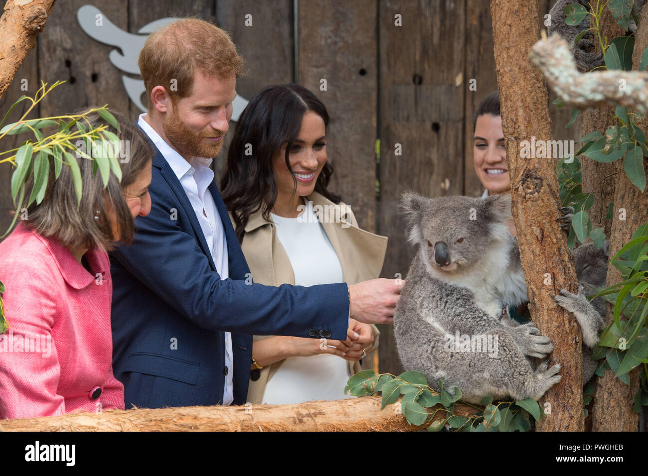 Durante un aborigeno di fuori della Sydney Opera House di Sydney il primo giorno della coppia reale della visita in Australia. Foto Stock