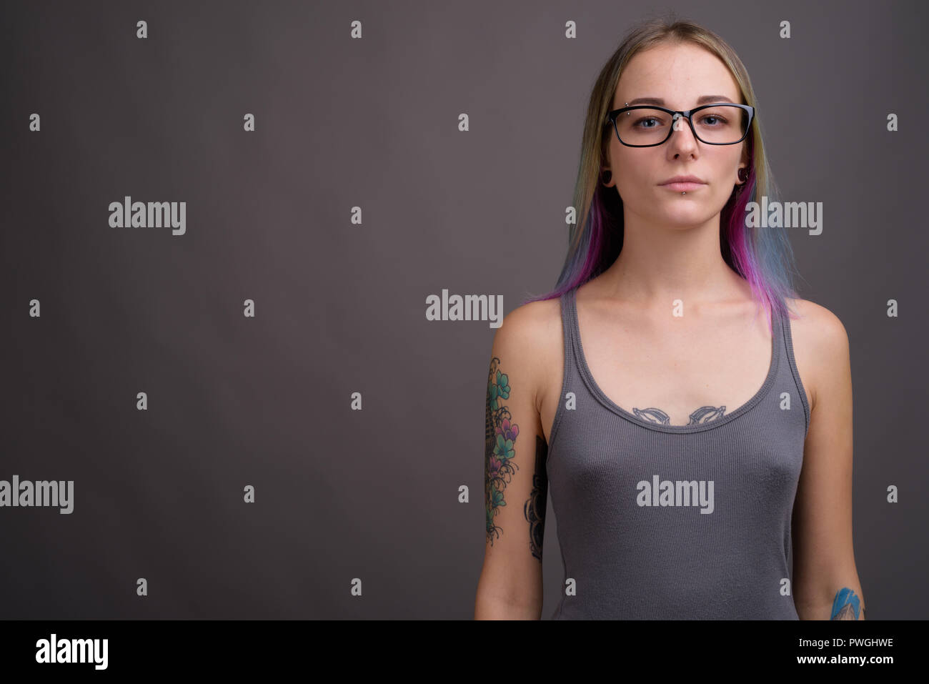 Giovane bella donna ribelle con multicolore capelli contro Foto Stock