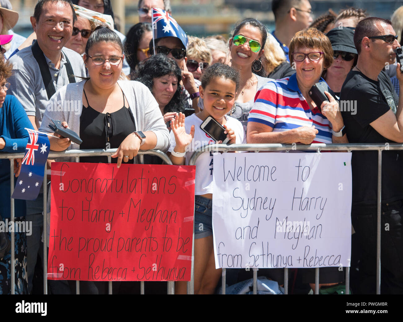 Foto ri-trasmessi con corretta didascalia informazioni i membri del pubblico di attendere l'arrivo di il Duca e la Duchessa di Sussex per un aborigeno di fuori della Sydney Opera House di Sydney il primo giorno della coppia reale della visita in Australia. Foto Stock