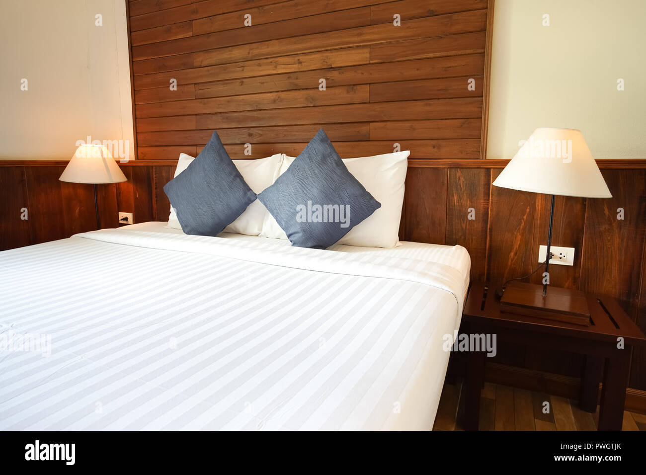 Rilassatevi scena pulire camera da letto insieme al design moderno Foto Stock