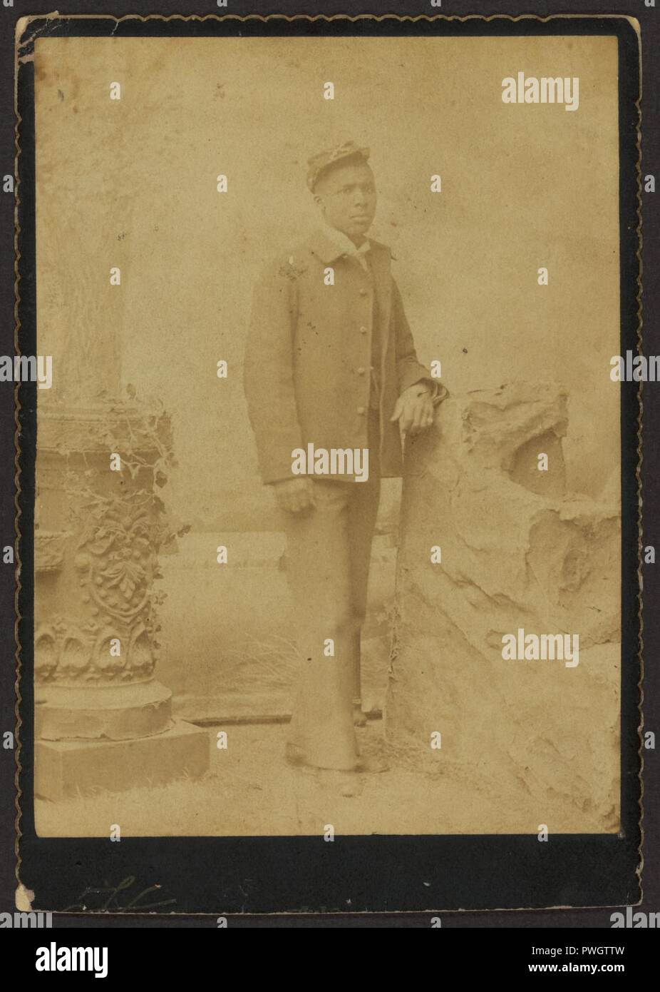 Buffalo Soldier di intera lunghezza verticale, a piedi, attraversato fucili sul kepi, anello sul dito rosato Foto Stock