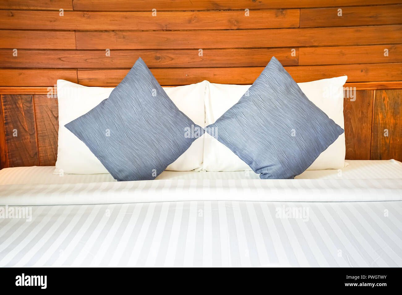 Rilassatevi scena pulire camera da letto insieme al design moderno Foto Stock