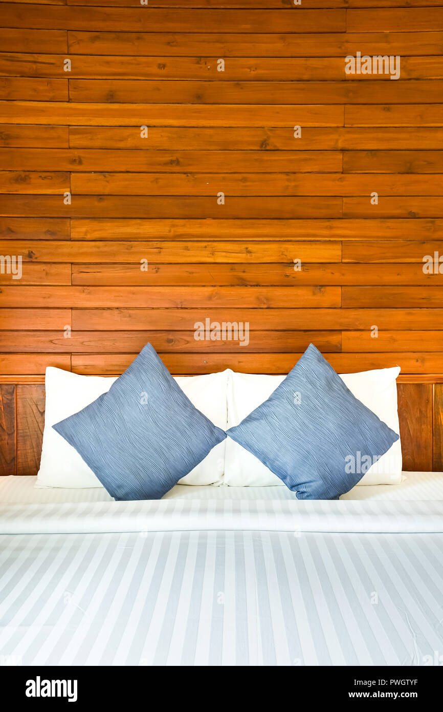 Rilassatevi scena pulire camera da letto insieme al design moderno Foto Stock