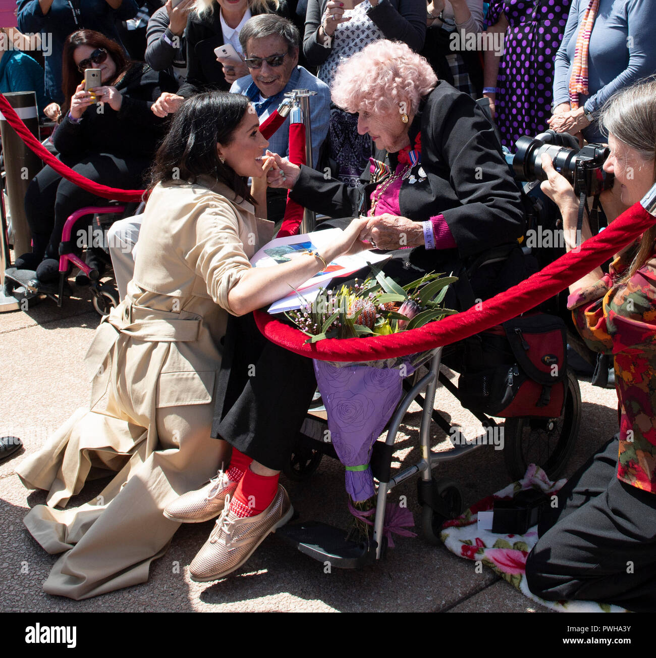 La Duchessa di Sussex soddisfare 97 enne Dafney Dunne durante un aborigeno di fuori della Sydney Opera House il primo giorno della coppia reale della visita in Australia. Foto Stock