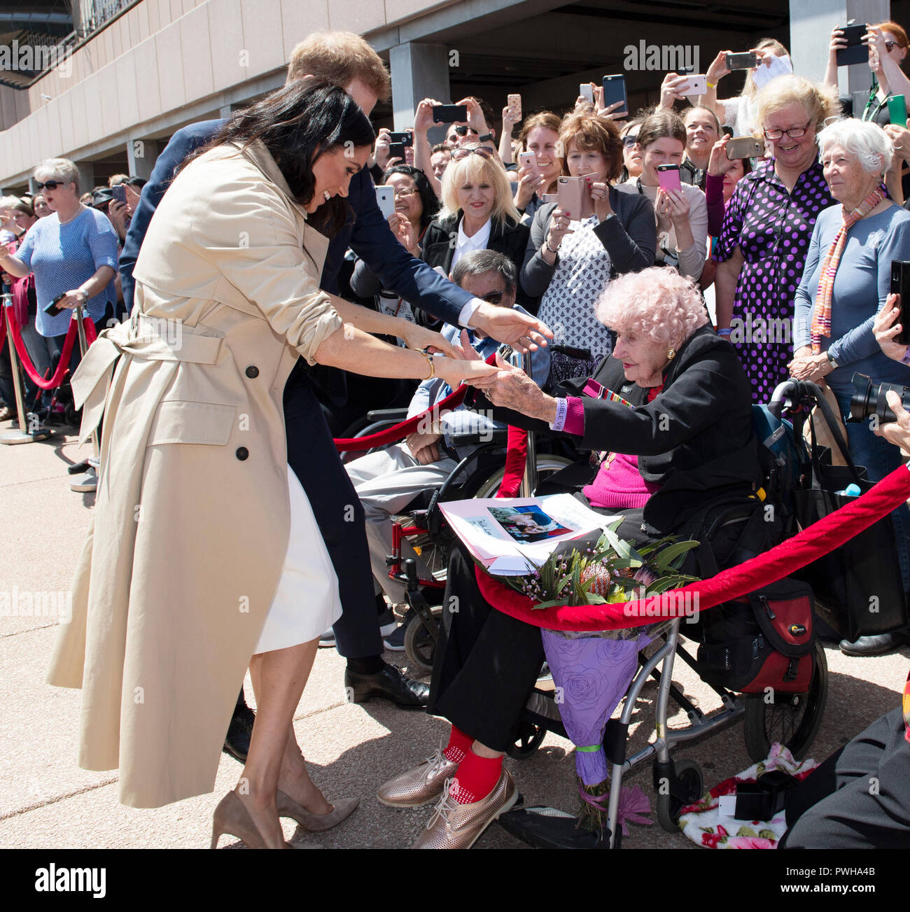 Il Duca e la Duchessa di Sussex soddisfare 97 enne Dafney Dunne durante un aborigeno di fuori della Sydney Opera House il primo giorno della coppia reale della visita in Australia. Foto Stock