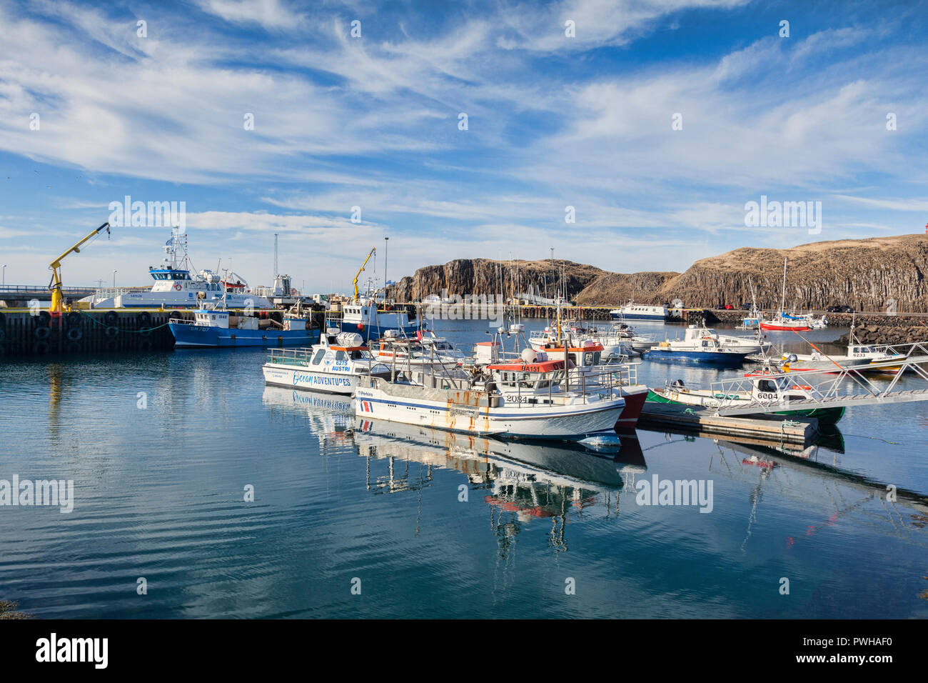 16 Aprile 2018: Stykkisholmur, Snaefellsnes Peninsula, West Islanda - Barche nel porto. Foto Stock