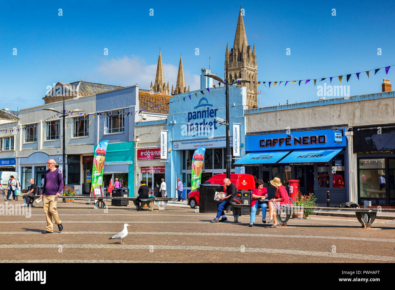 12 Giugno 2018: Truro, Cornwall, Regno Unito - Limone Quay, con il bauletto Market Hall e Cafe Nero. Foto Stock