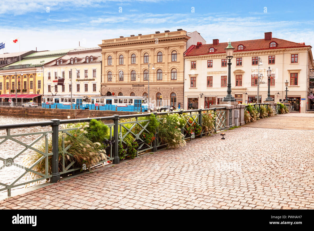 14 Settembre 2018: Gothenburg, Svezia - edifici tradizionali e un tram accanto alla Stora Hamn Canal, dal Tyska Bron o ponte tedesco. Foto Stock