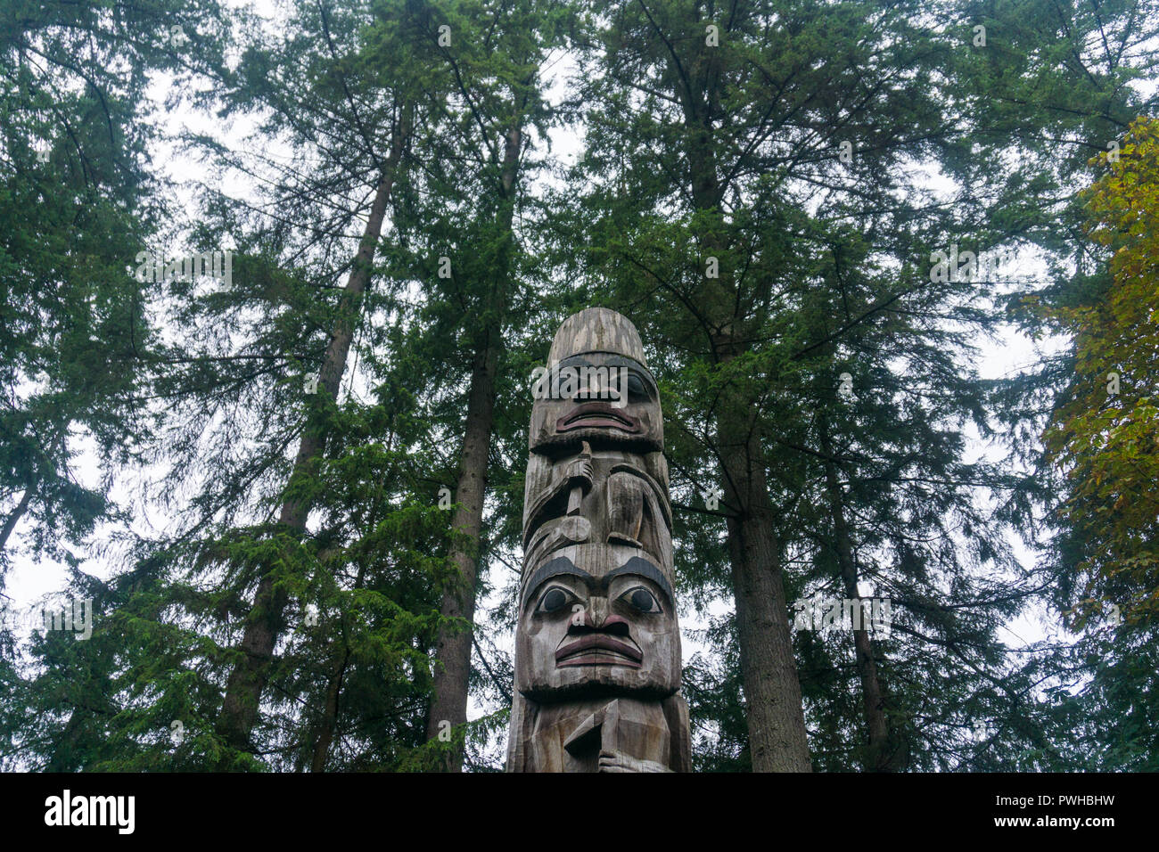 Le Prime Nazioni totem poles a Vancouver in Canada Foto Stock