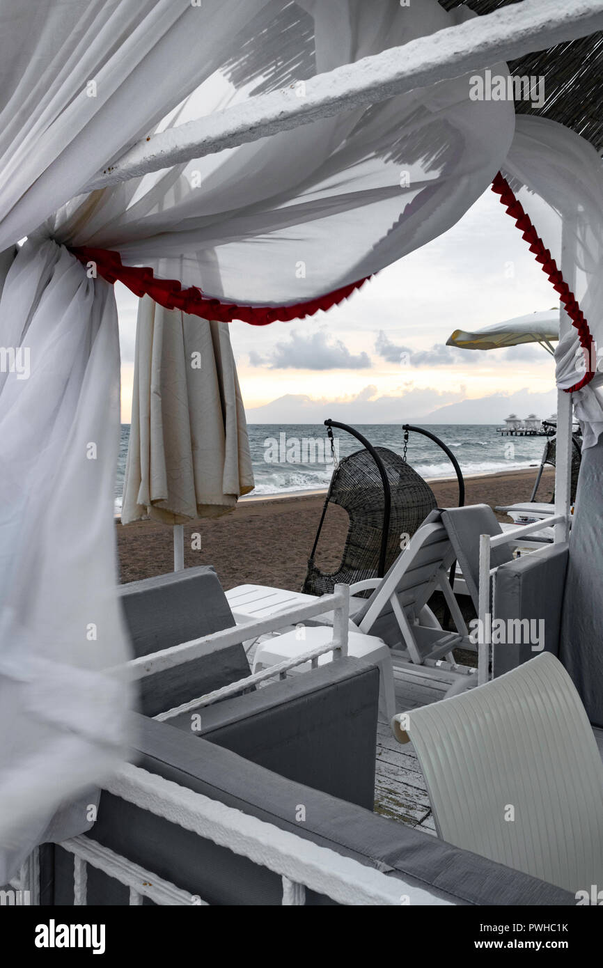 Tenda con tessuto bianco sul mare, spiaggia di lusso vacanza. Spiaggia sul soggiorno con vista sul mare. Luoghi esotici sulla terra. Spiaggia tenda e rilassante Foto Stock