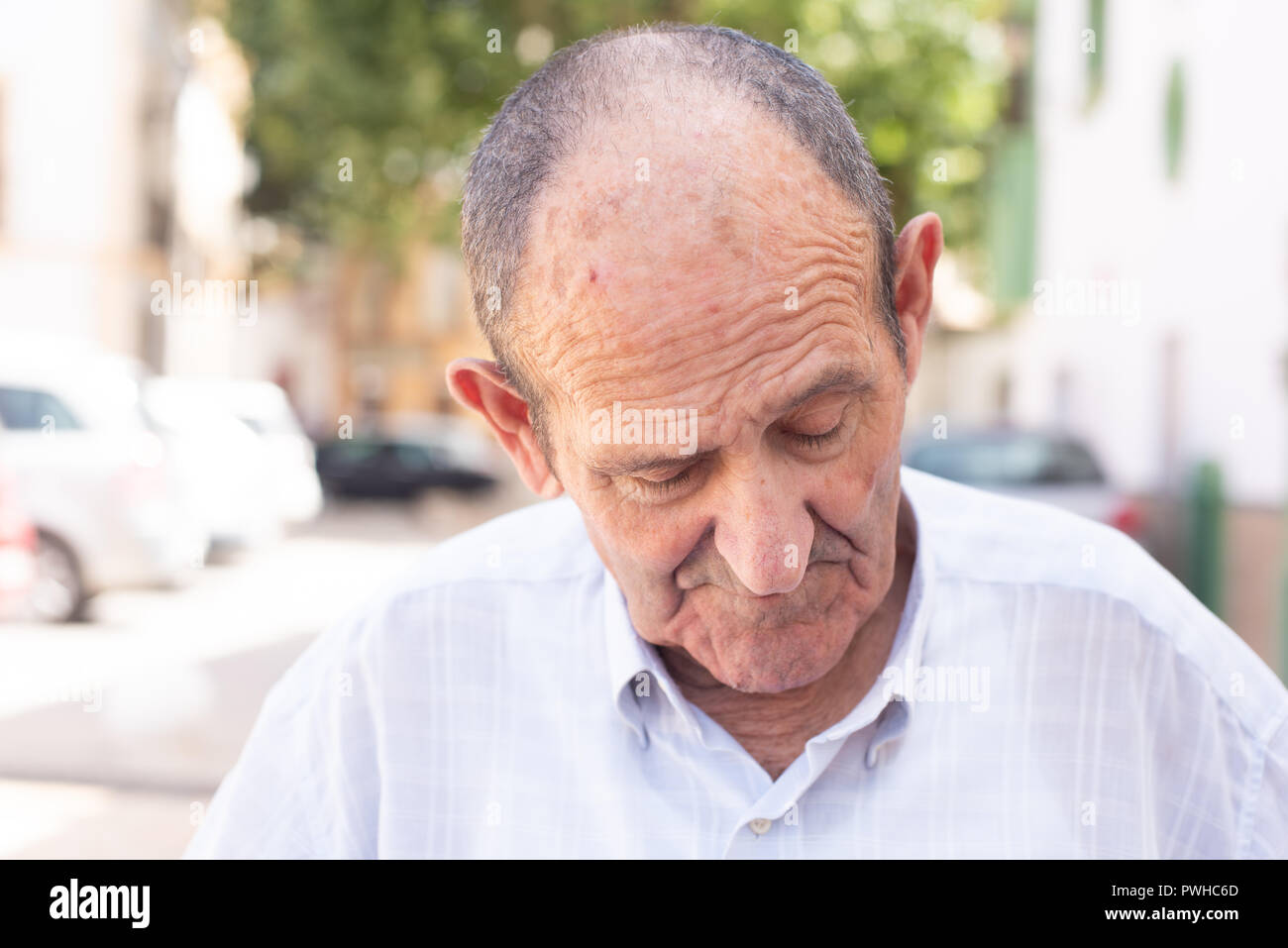 Uomo Adulto Anziano Depresso Con Con Salvadanaio - Fotografie stock e altre  immagini di 60-69 anni - 60-69 anni, Abbigliamento casual, Adulto - iStock