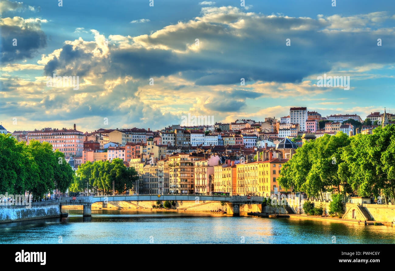 Tramonto al di sopra del fiume Saone a Lione - Auvergne-Rhone-Alpes, Francia Foto Stock