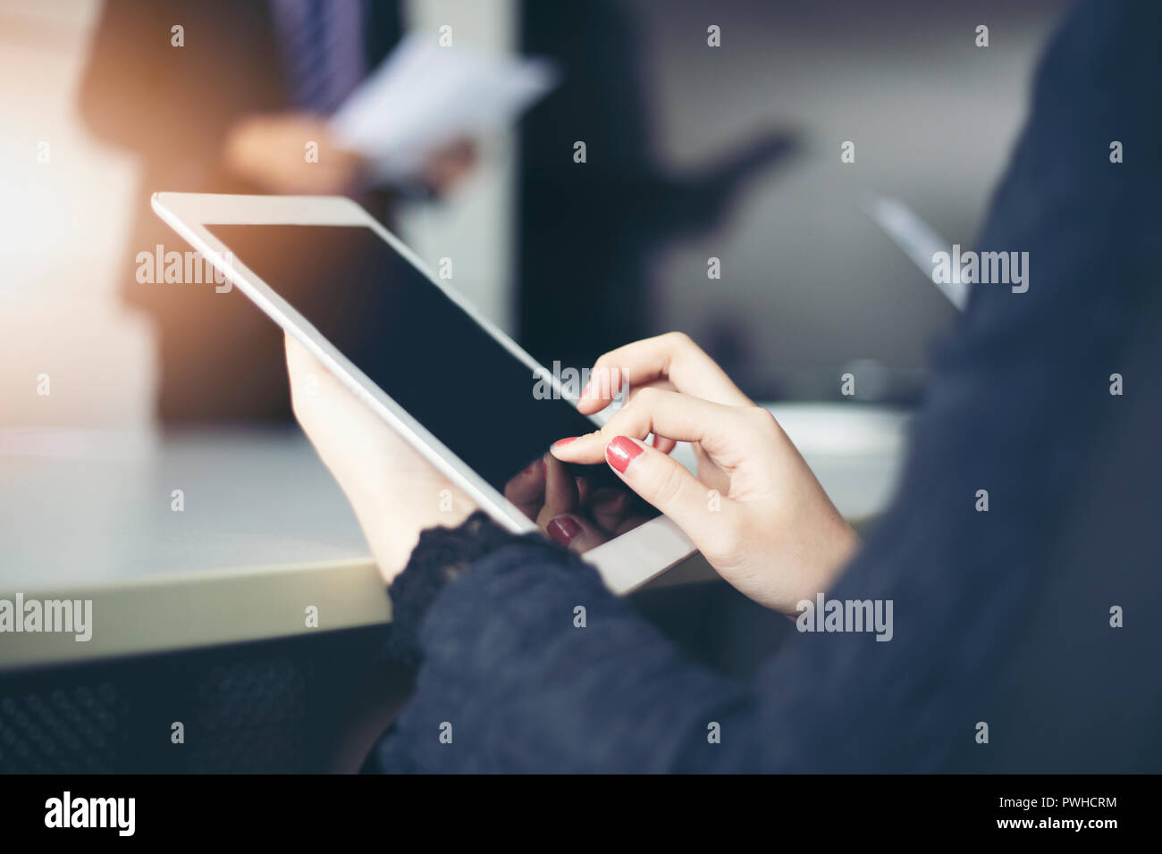 Imprenditori e gruppo utilizzando notebook e tablet per business partner per discutere di documenti e idee alla riunione Foto Stock