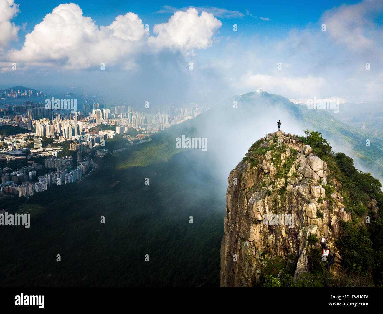 L'uomo godendo della città di Hong Kong vista da Lion rock vista aerea Foto Stock