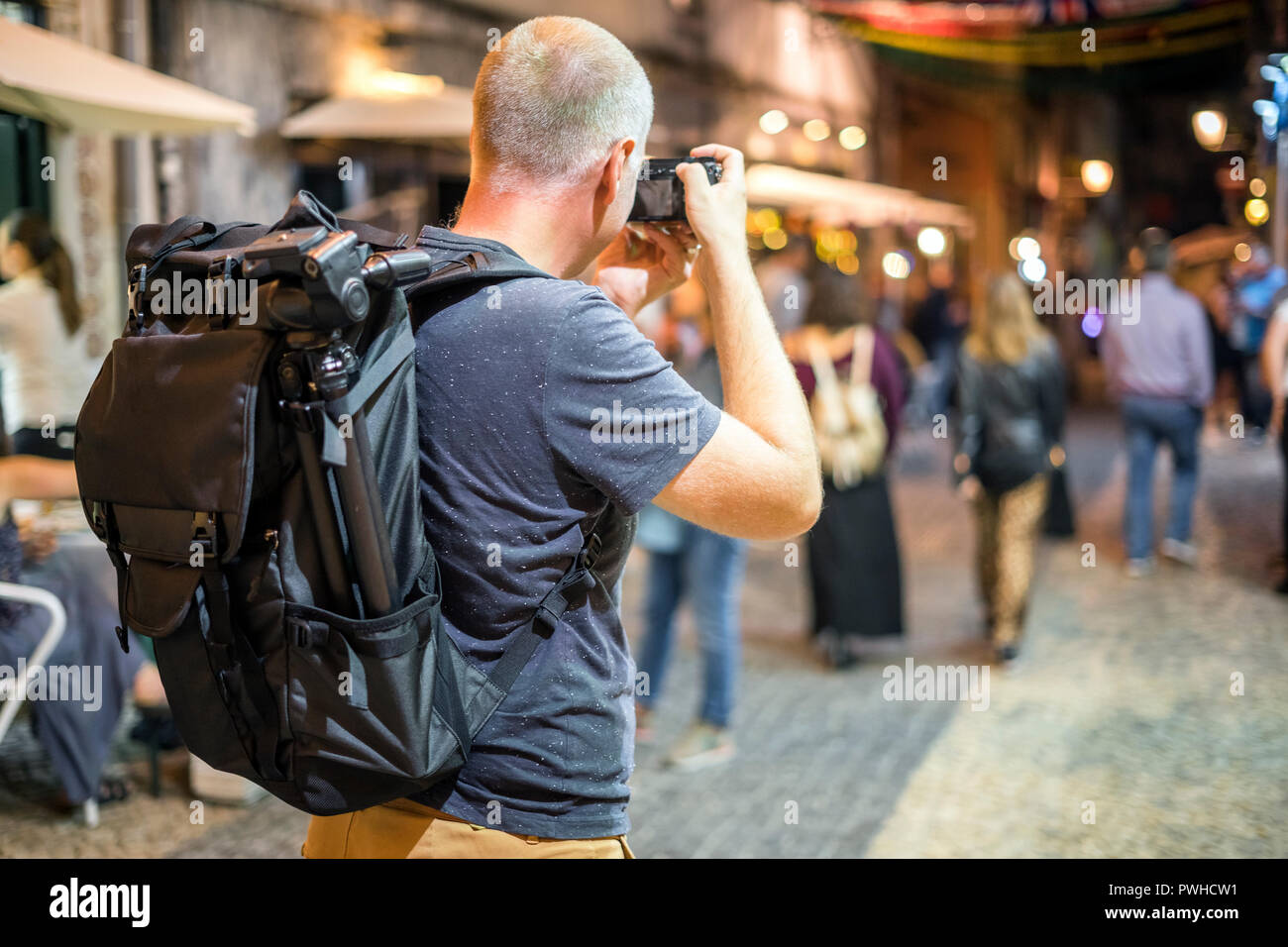 Fotografo di scattare le foto di vivaci strade con ristoranti di Alfama, Lisbona, Portogallo Foto Stock