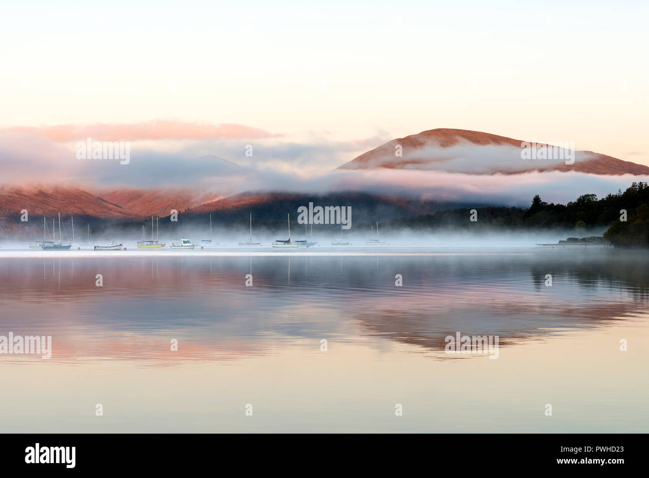 Una nebbiosa alba sopra Loch Lomond da Milarrochy Bay Foto Stock