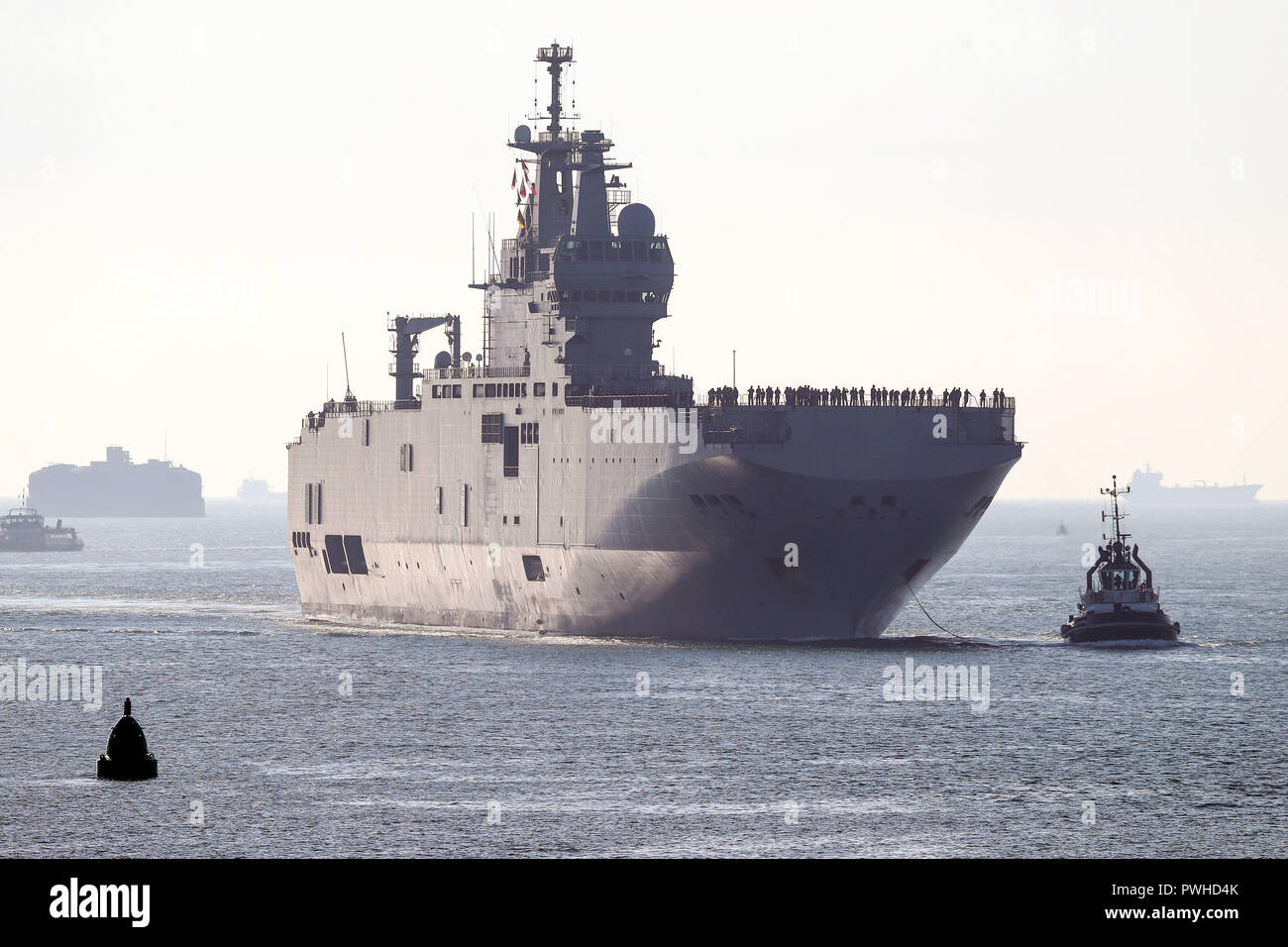 La Marina Francese Amphibious Assault nave e l'elicottero carrier, FS Dixmude, arriva nel porto di Portsmouth. Foto Stock