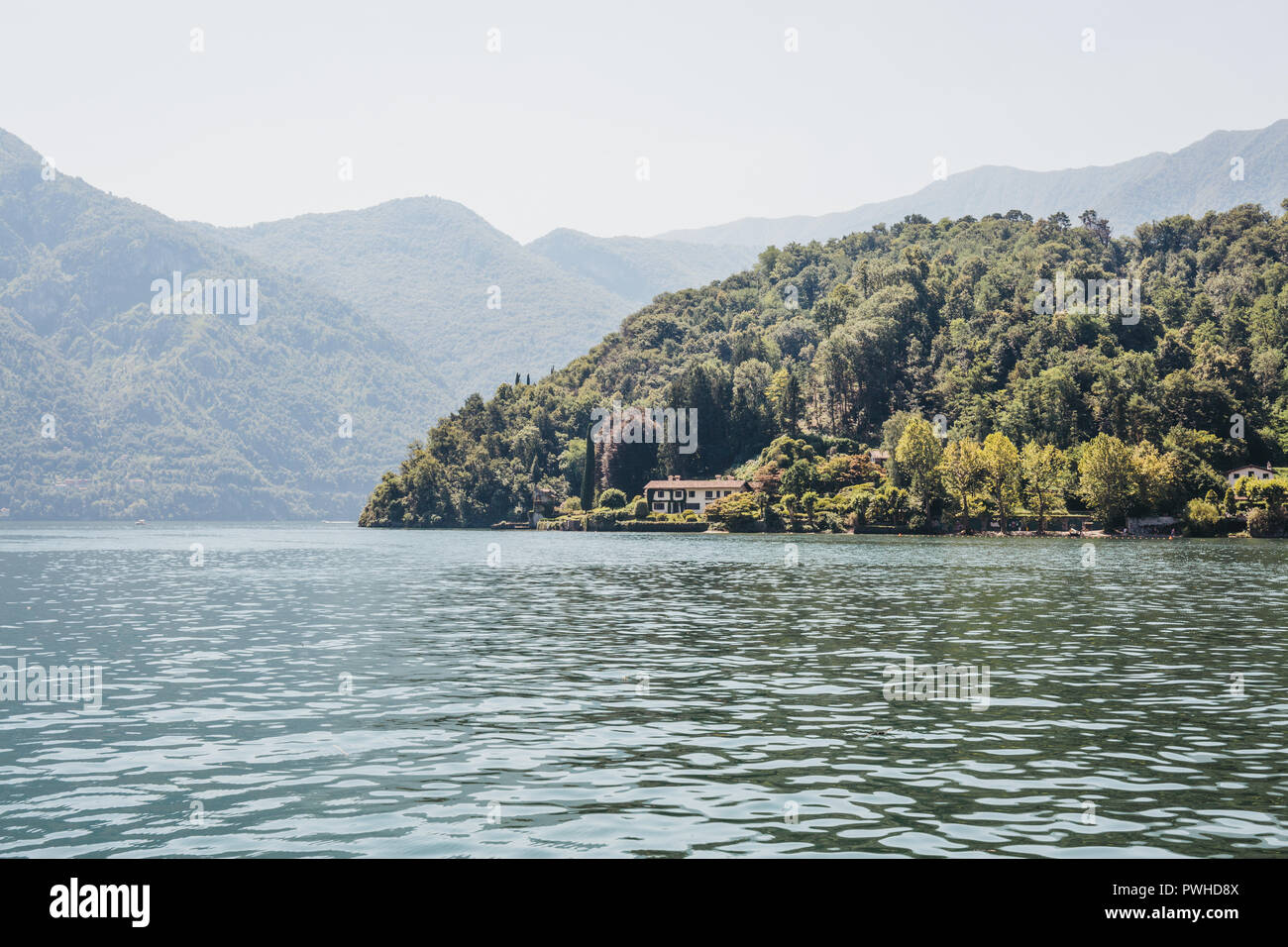 Paesaggio panoramico sul lago di Como, Lombardia, Italia, su un luminoso giorno d'estate. Foto Stock