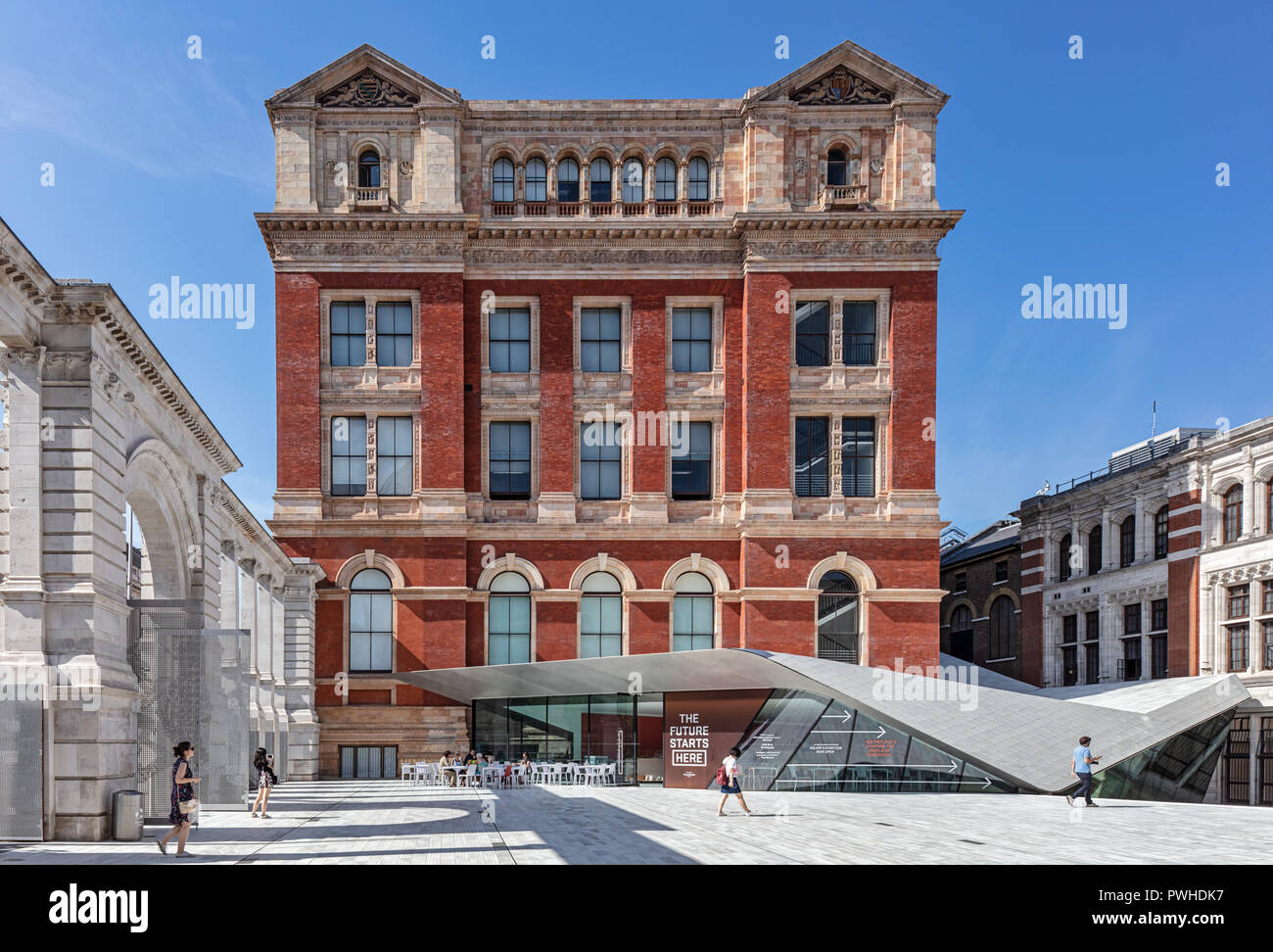 Il cortile Sackler presso il Victoria and Albert Museum. Foto Stock