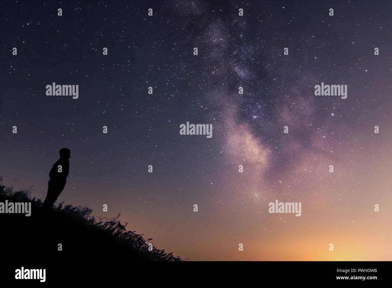 La Stargazer, lonely man guardando le stelle e la Via Lattea in Toscana, Italia. Foto Stock