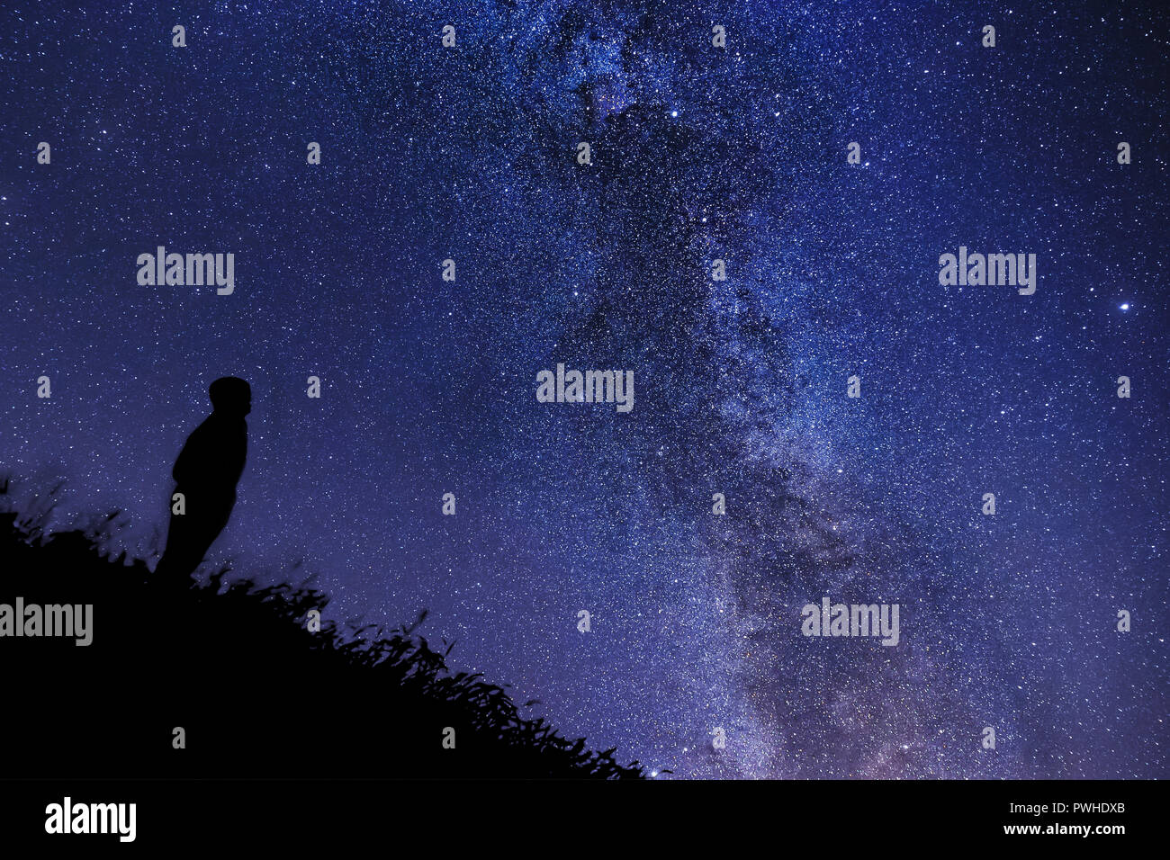 La Stargazer, lonely man guardando le stelle e la Via Lattea in Toscana, Italia. Foto Stock
