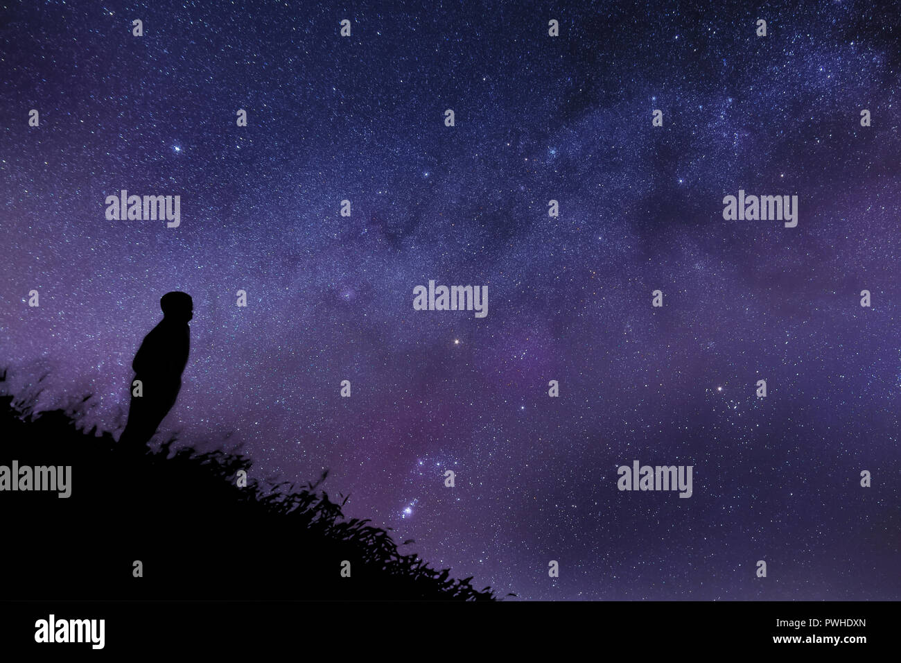 La Stargazer, lonely man guardando le stelle e la Via Lattea in Toscana, Italia. Foto Stock