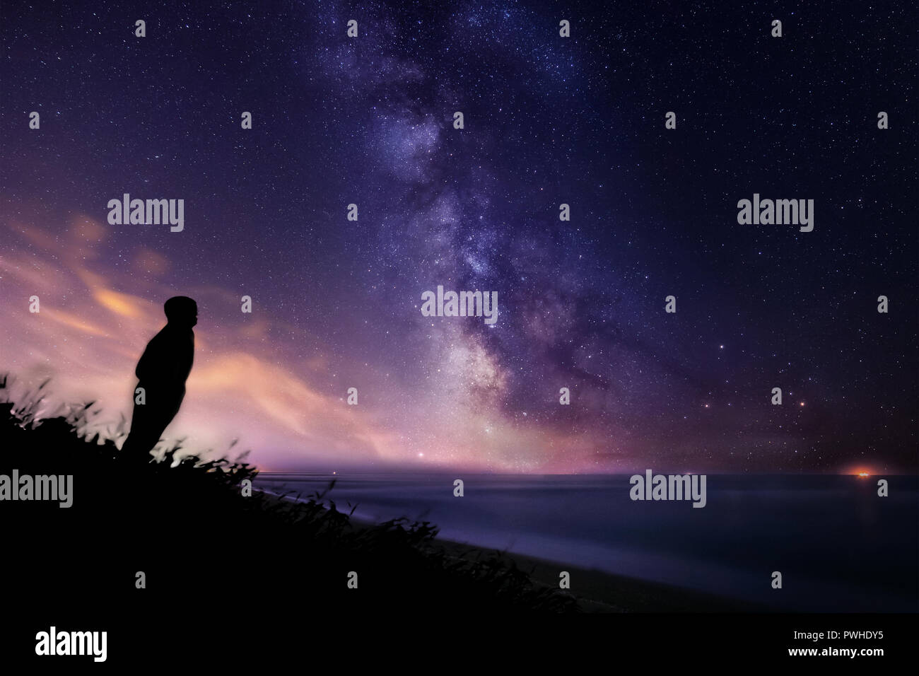 La Stargazer, lonely man guardando le stelle e la Via Lattea in Toscana, Italia. Foto Stock