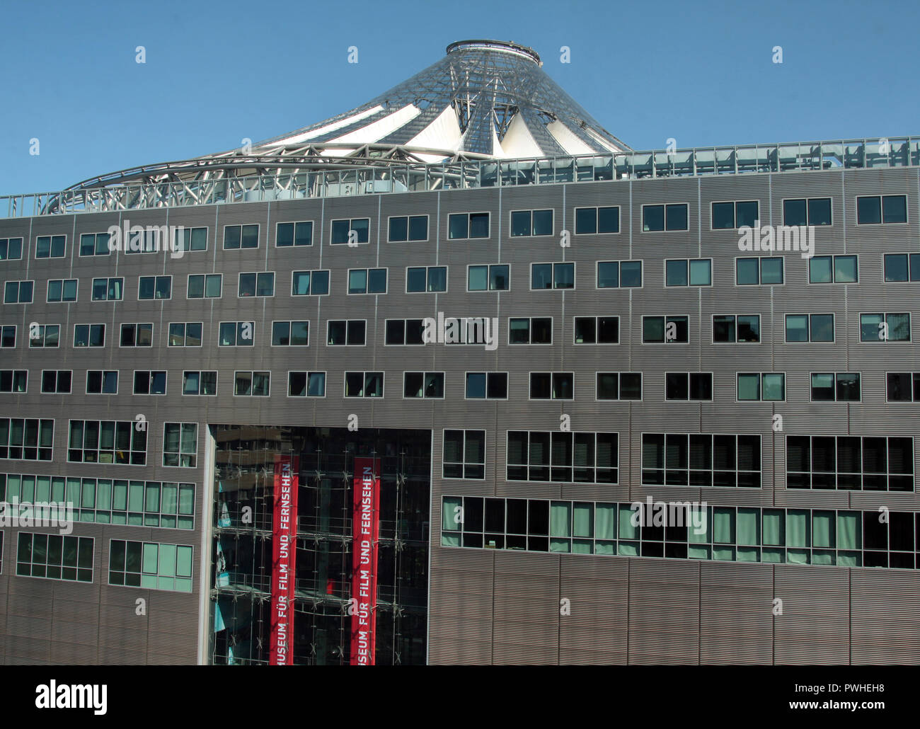 Questo grande edificio è parte del Sony Center che ospita il Museo Tedesco per un film che è un archivio di charting il film tedesco industria dal 1895. Foto Stock